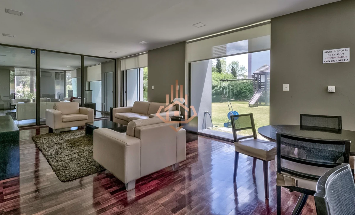 Venta Apartamento en Punta del Este con 3 dormitorios y vista parcial a la playa.