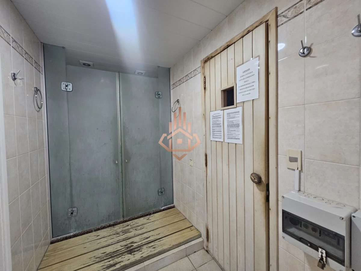 Venta de Apartamento de Dos Dormitorios y Medio Piso Alto