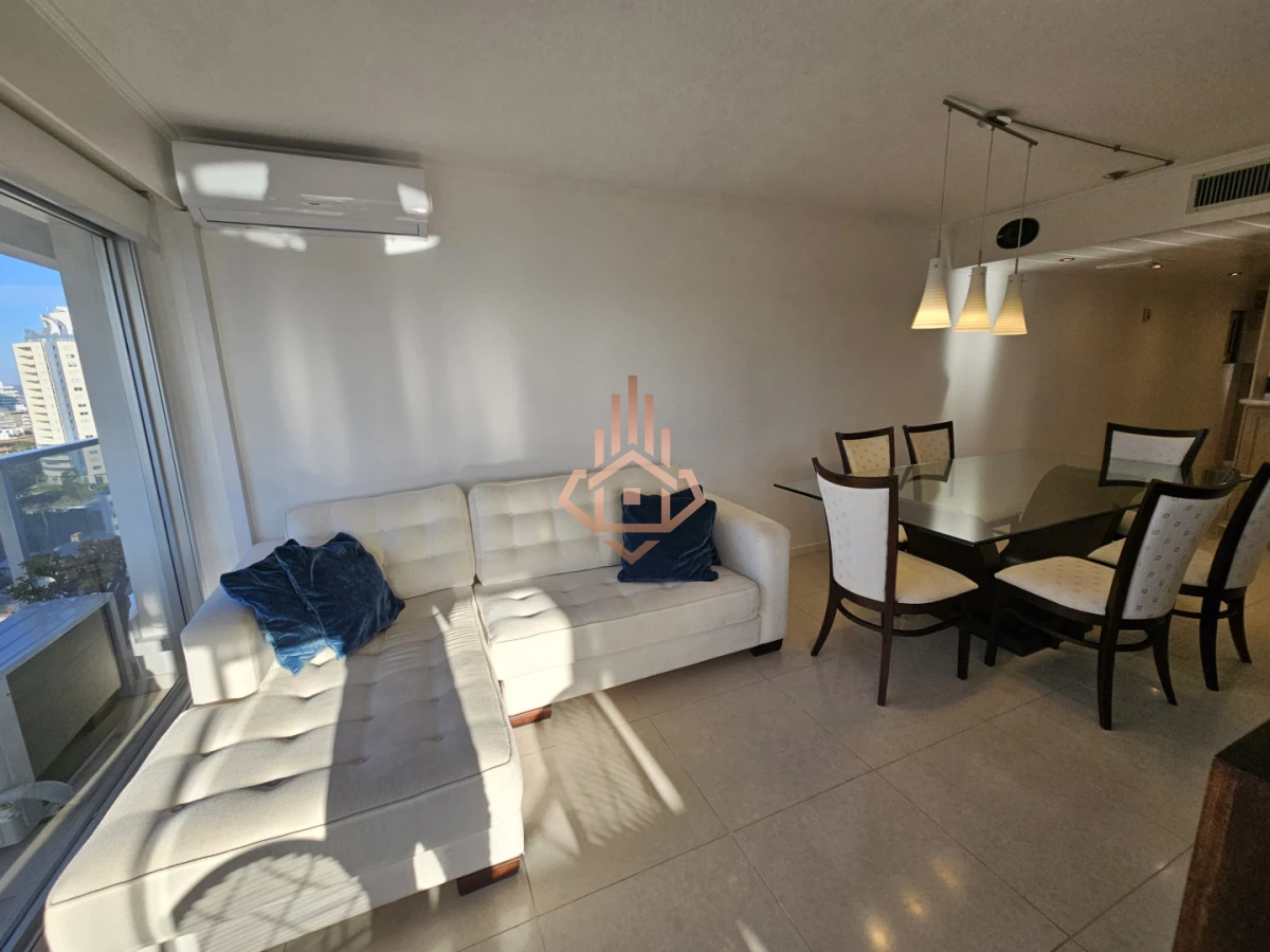 Venta de Apartamento de Dos Dormitorios y Medio Piso Alto
