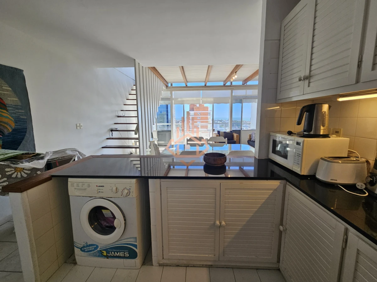 Se vende apartamento de 3 dormitorios en la Península, piso alto con vista al mar