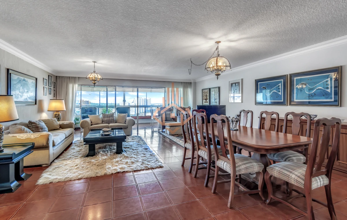 Venta apartamento de 3 dormitorios mas dependencia frente al Mar