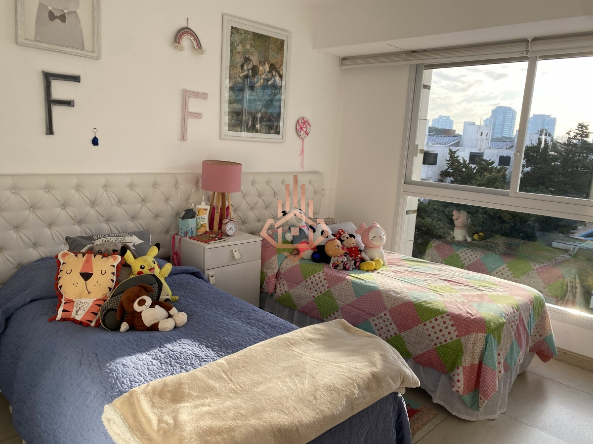 Venta apartamento de 3 dormitorios mas dependencia, frente a playa Brava.