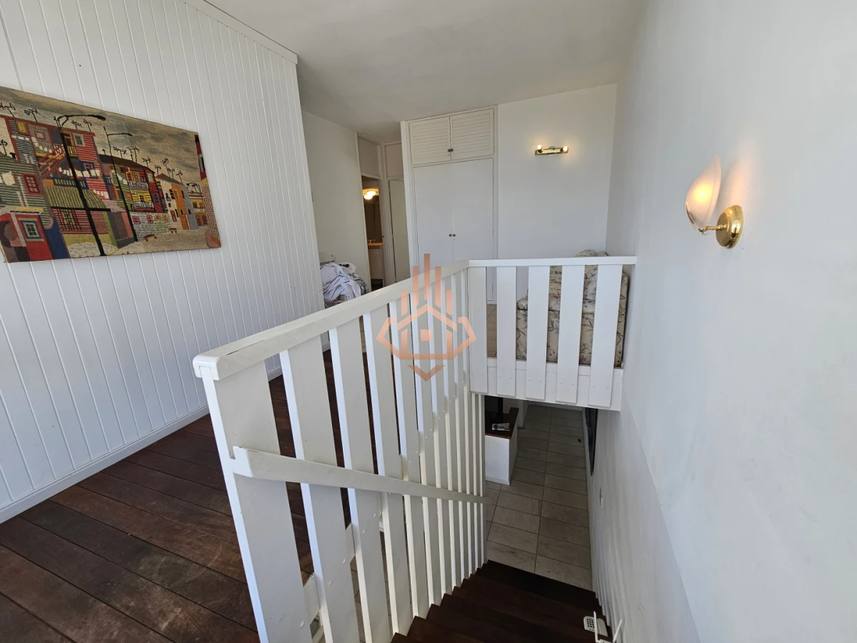 Se vende apartamento de 3 dormitorios en la Península, piso alto con vista al mar