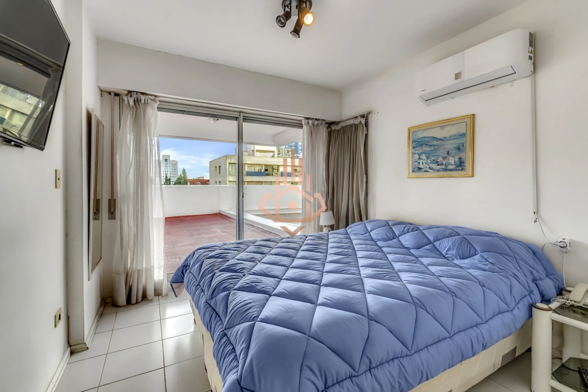 Venta apartamento 3 dormitorios, a pasos de Playa Brava. Terraza amplia