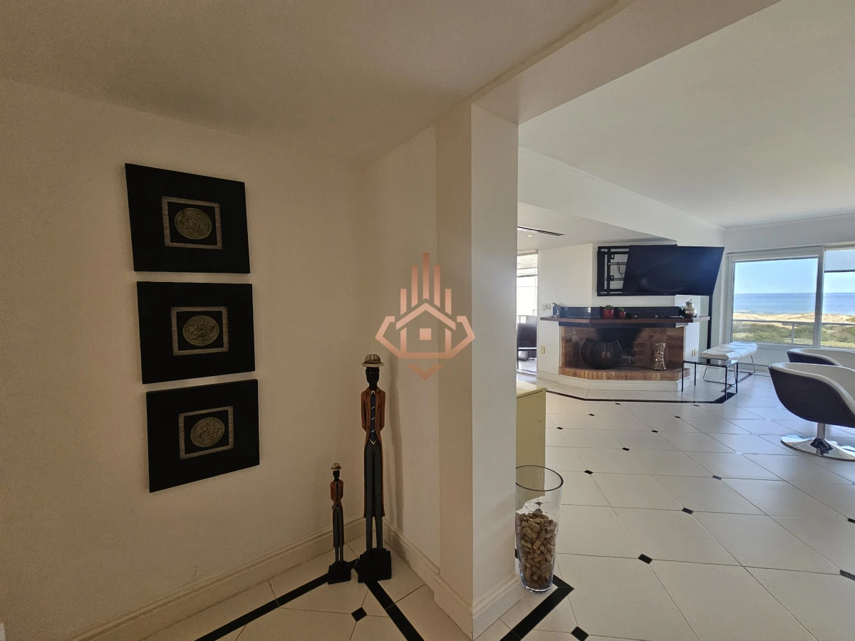 Se Vende Depto en Primera Linea de 4 Dormitorios en Suite Playa Brava