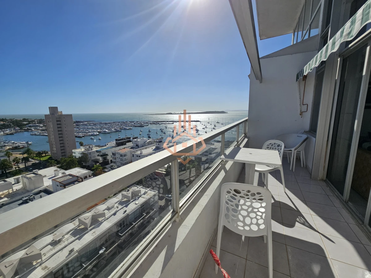 Se vende apartamento de 3 dormitorios en la Península, piso alto con vista al mar