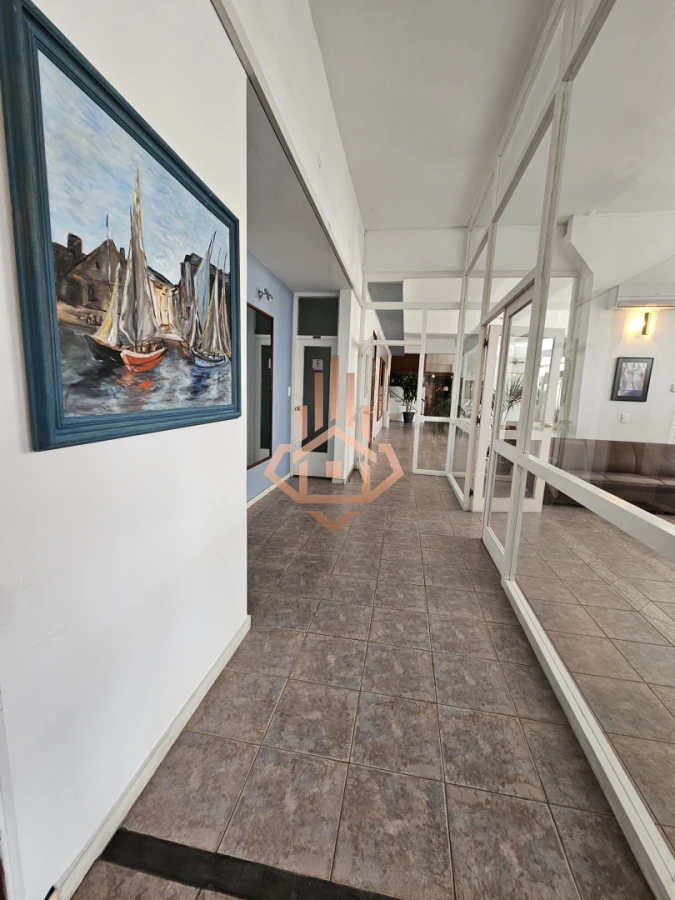 Se vende apartamento de 3 dormitorios en la Península, piso alto con vista al mar