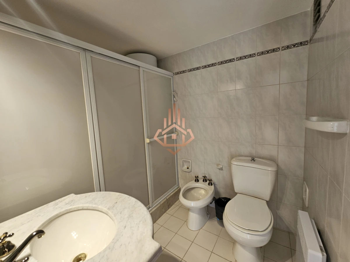 Venta de Apartamento de Dos Dormitorios y Medio Piso Alto