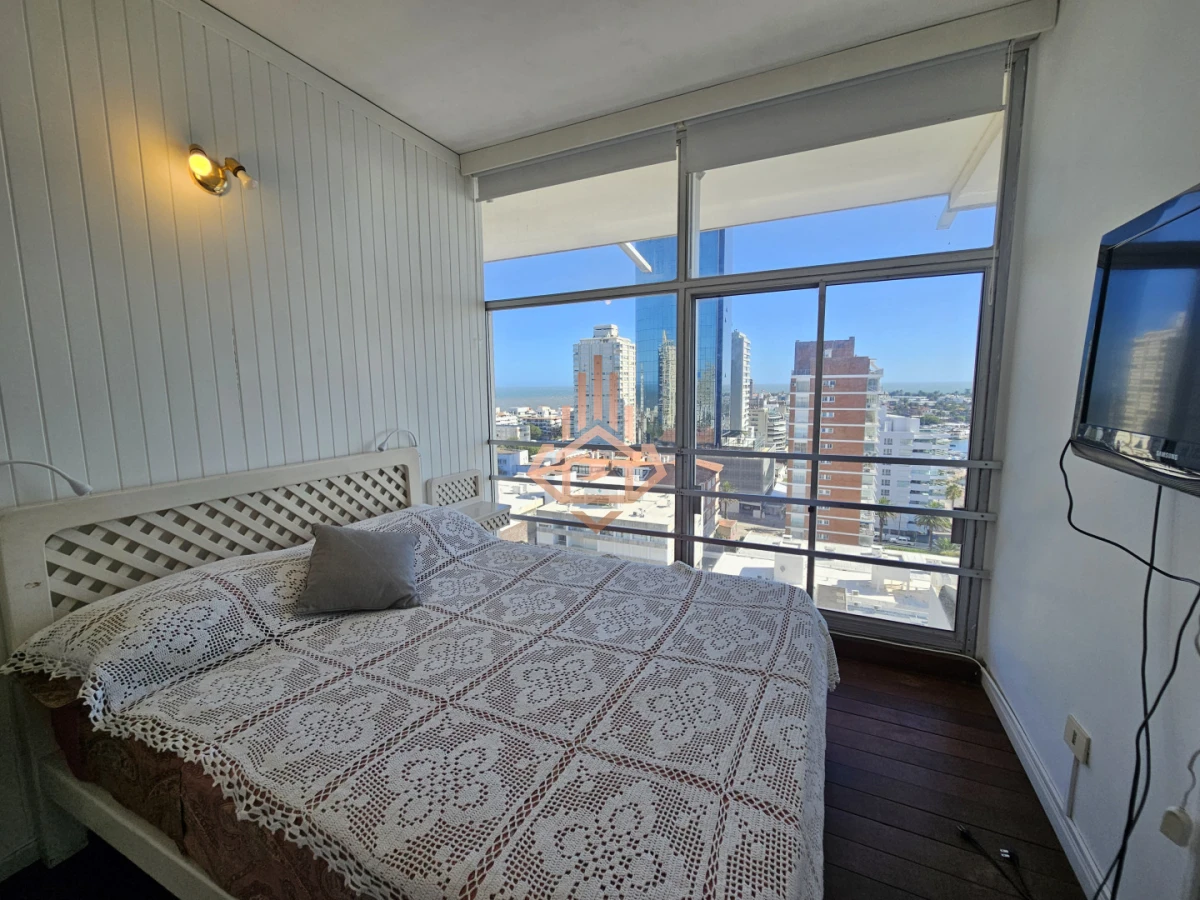 Se vende apartamento de 3 dormitorios en la Península, piso alto con vista al mar