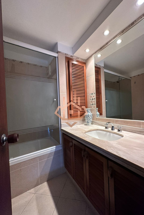 Venta Apartamento 3 dormitorios más dependencia sobre Roosevelt