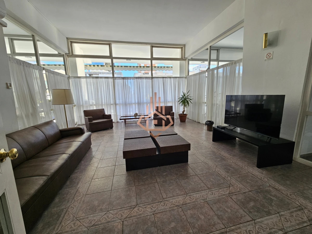 Se vende apartamento de 3 dormitorios en la Península, piso alto con vista al mar