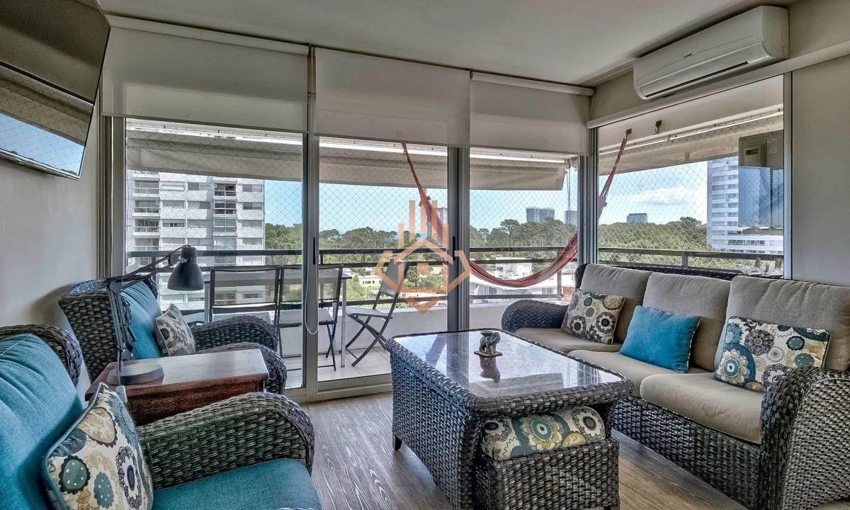Venta Apartamento en Punta del Este con 3 dormitorios y vista parcial a la playa.
