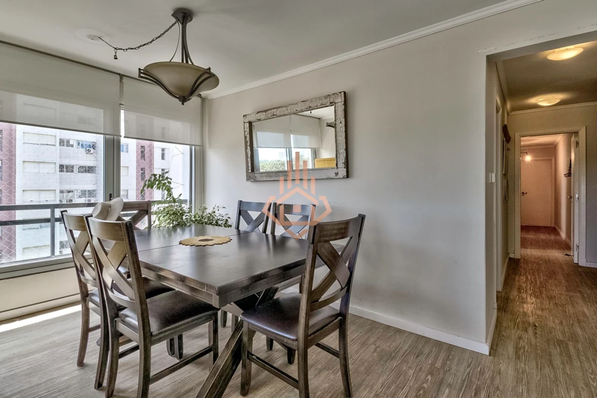 Venta Apartamento en Punta del Este con 3 dormitorios y vista parcial a la playa.