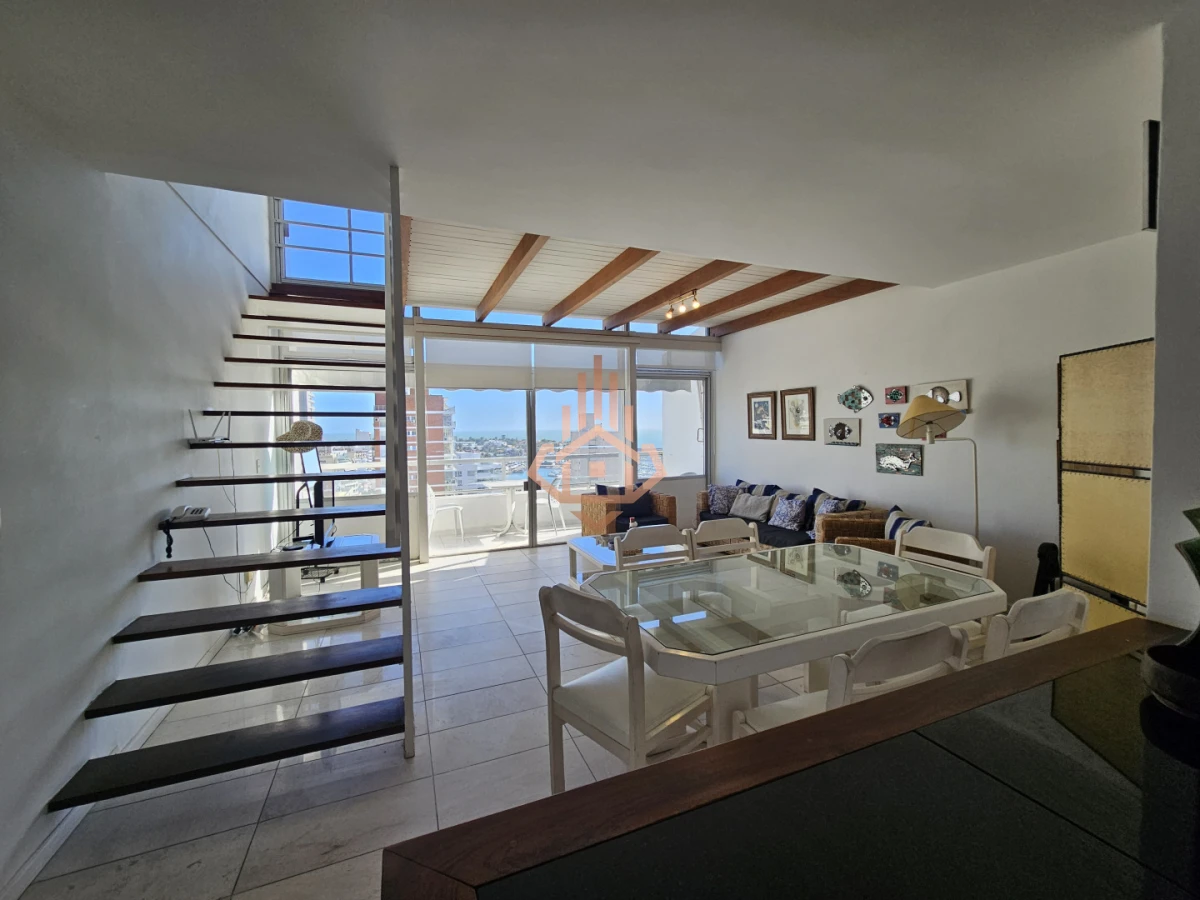 Se vende apartamento de 3 dormitorios en la Península, piso alto con vista al mar