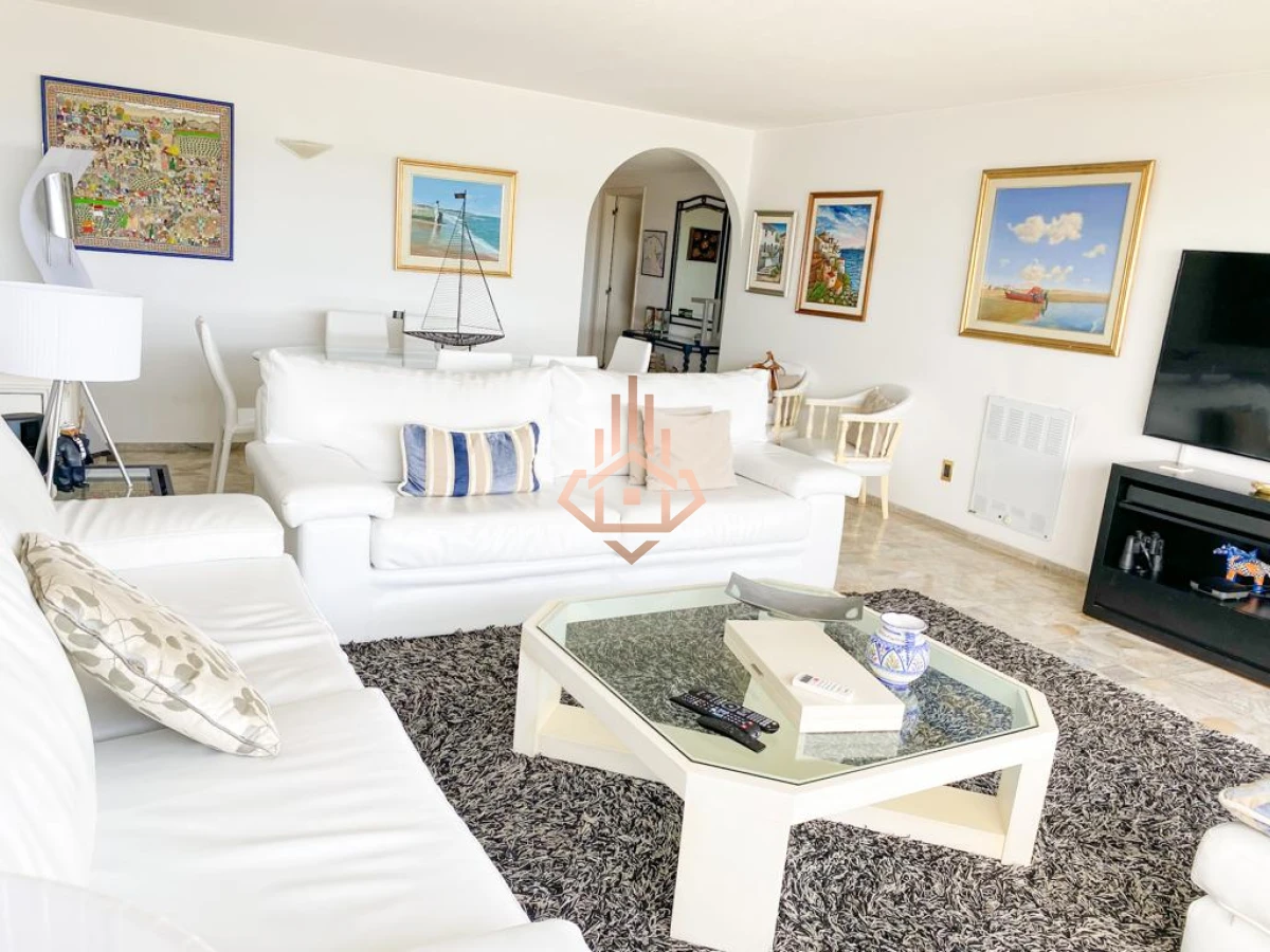 Apartamento 4 dormitorios Venta en Punta del Este.