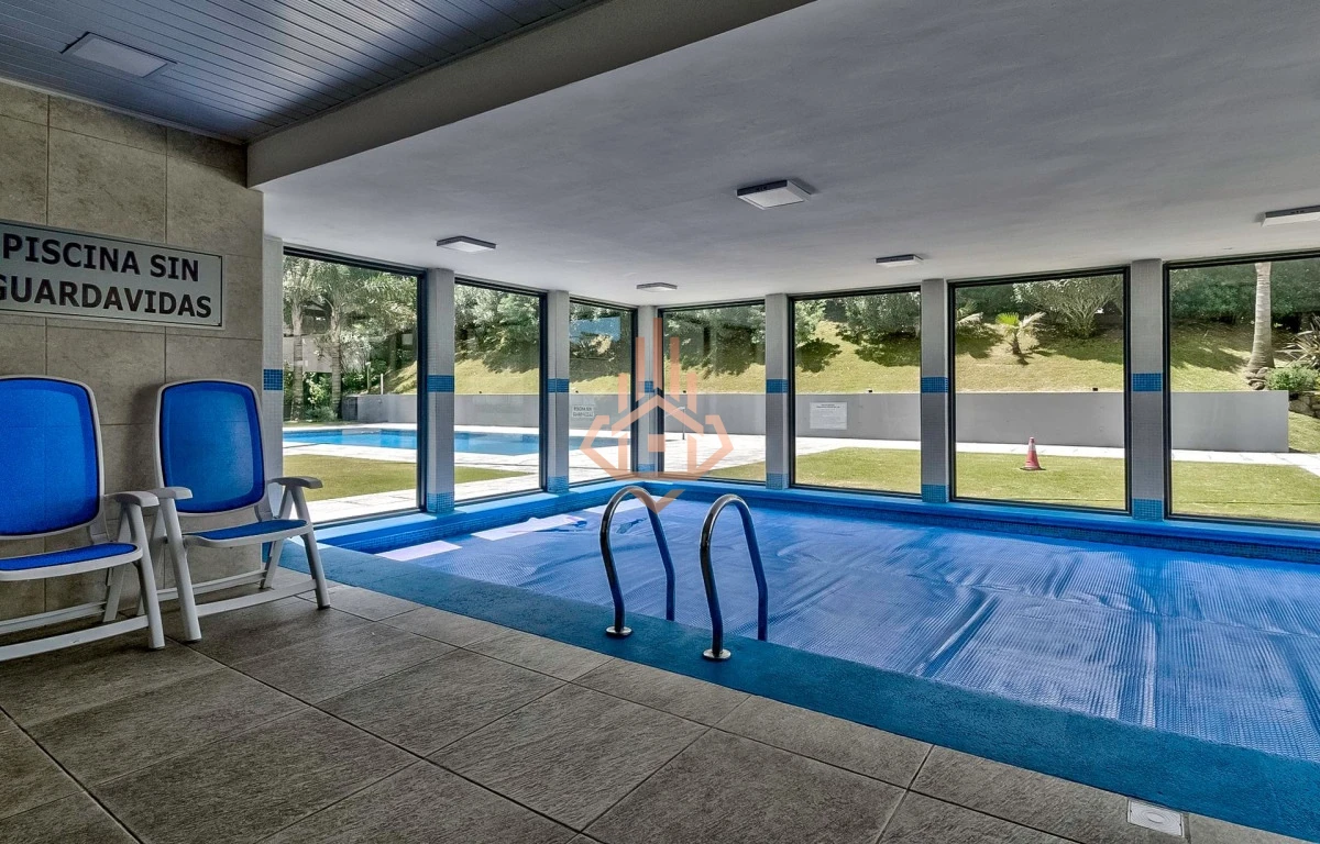 Venta Apartamento en Punta del Este con 3 dormitorios y vista parcial a la playa.