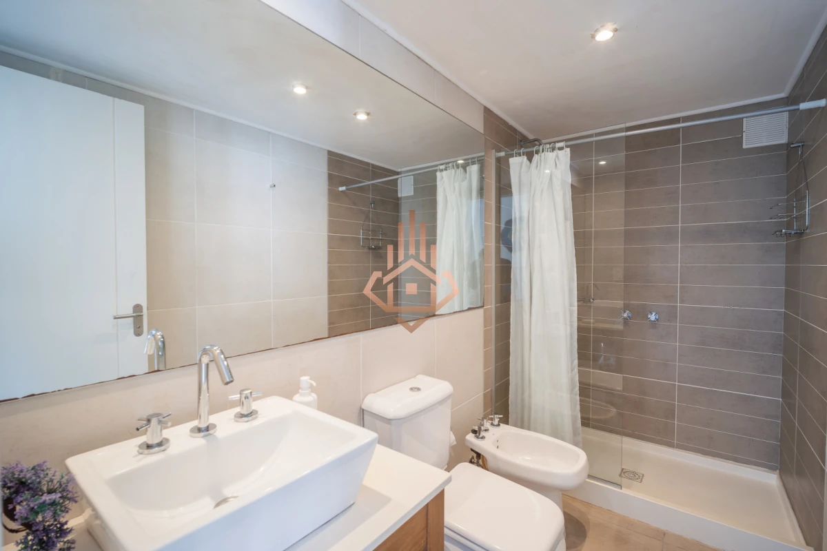 Venta Apartamento de 1 dormitorio medio a pasos del mar con vista parcial mar.