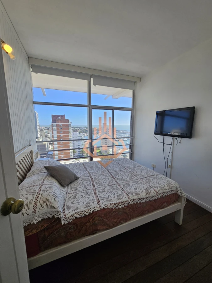 Se vende apartamento de 3 dormitorios en la Península, piso alto con vista al mar