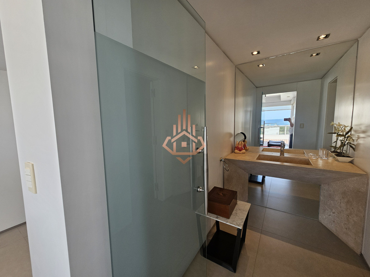 Se Vende Depto en Primera Linea de 4 Dormitorios en Suite Playa Brava