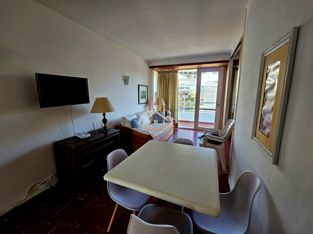 Se Vende Apartamento de un Dormitorio con Balcon en la Peninsula de Punta Dle Este