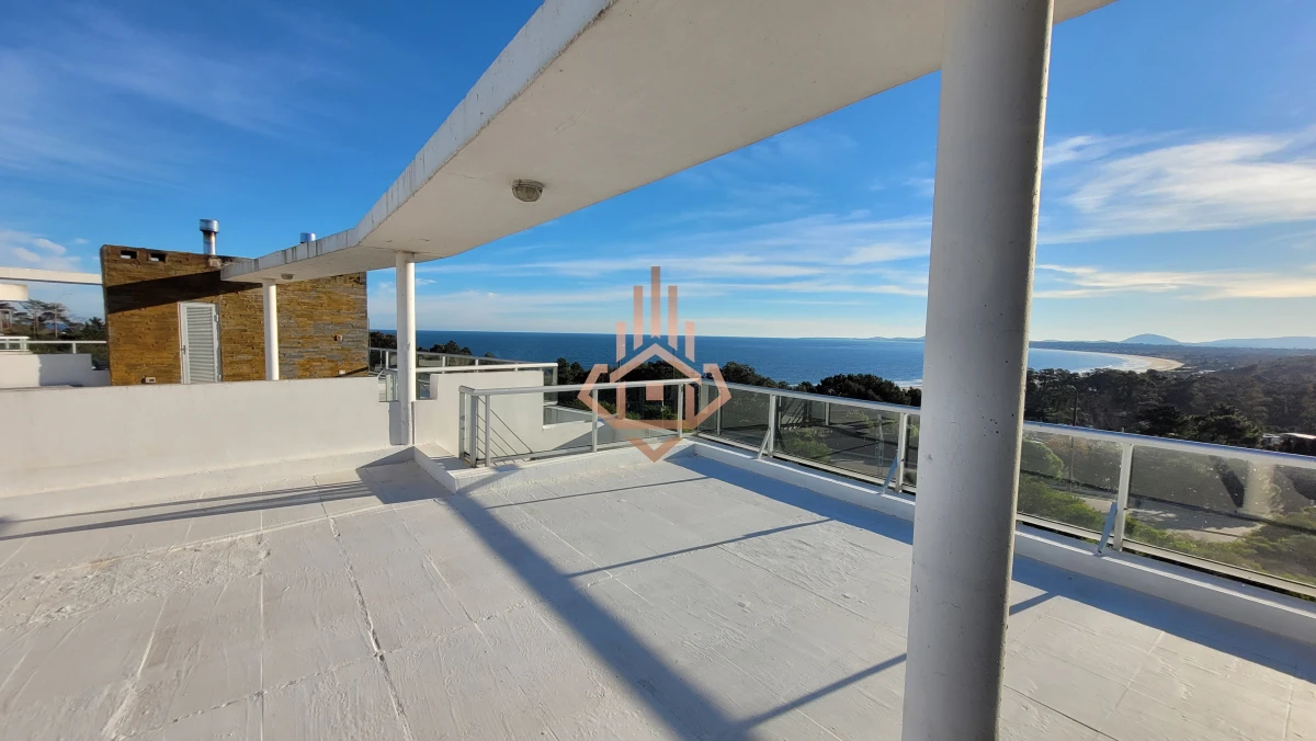 Apartamento dúplex en venta con vista panorámica en Punta Ballena