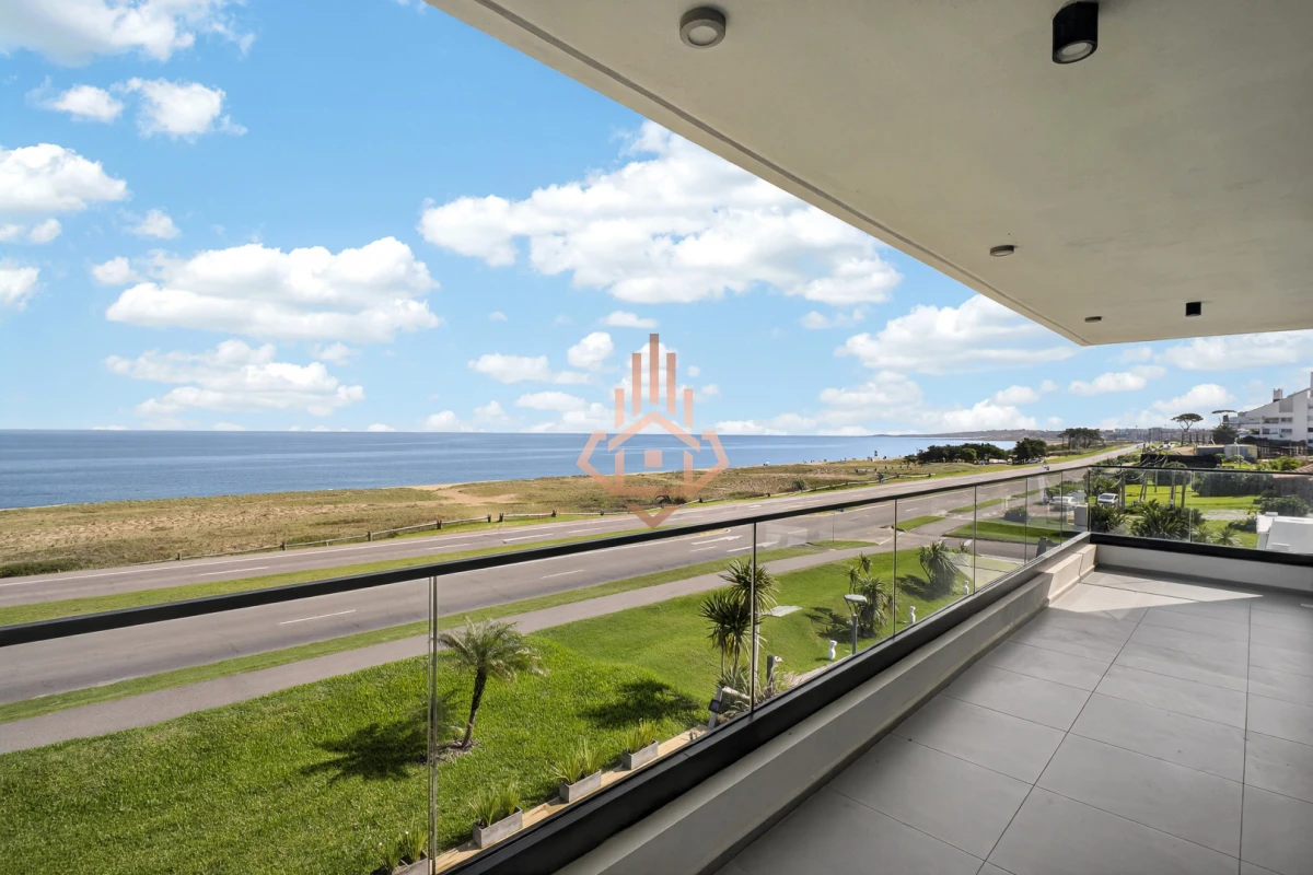 Venta apartamento de 3 dormitorios en suite, con vista al mar, primera Linea.