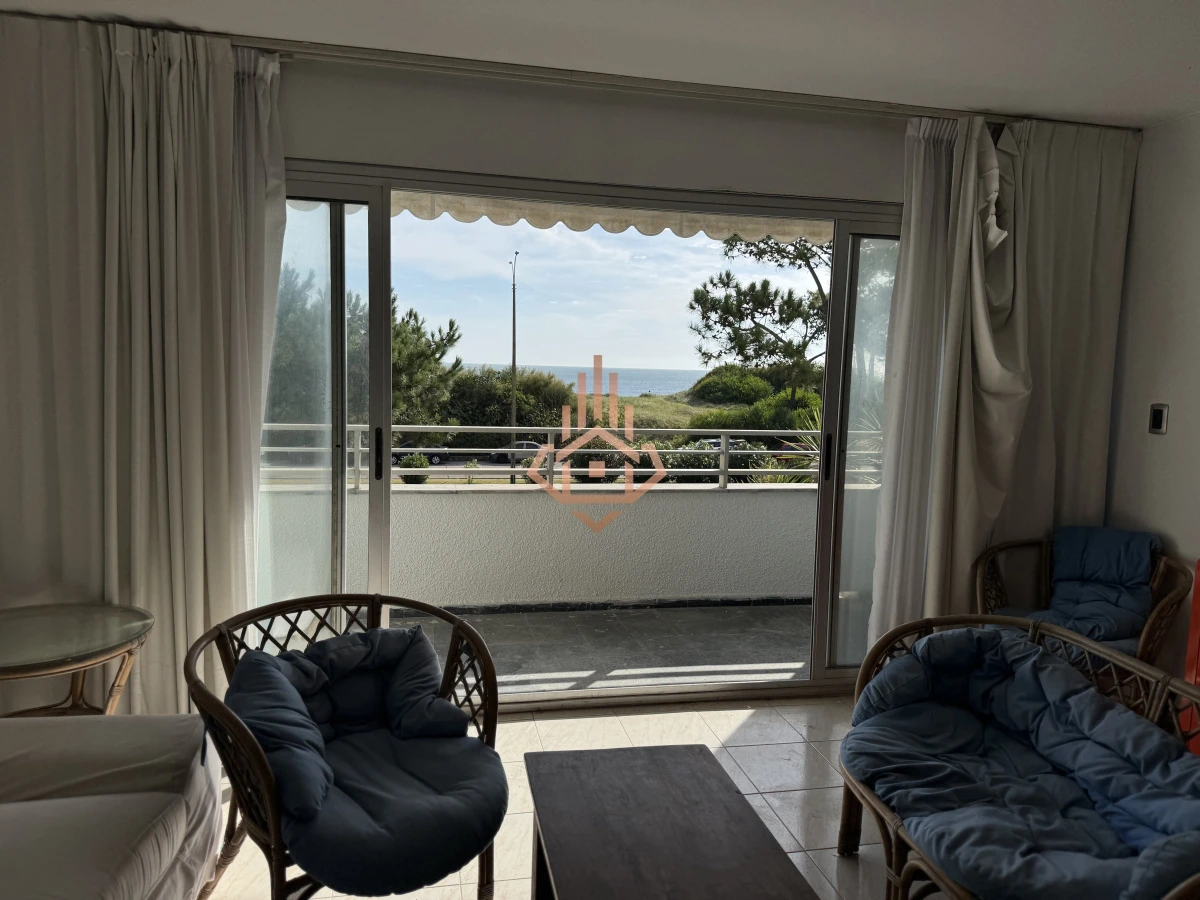 Venta apartamento frente al Mar de 3 dormitorios.