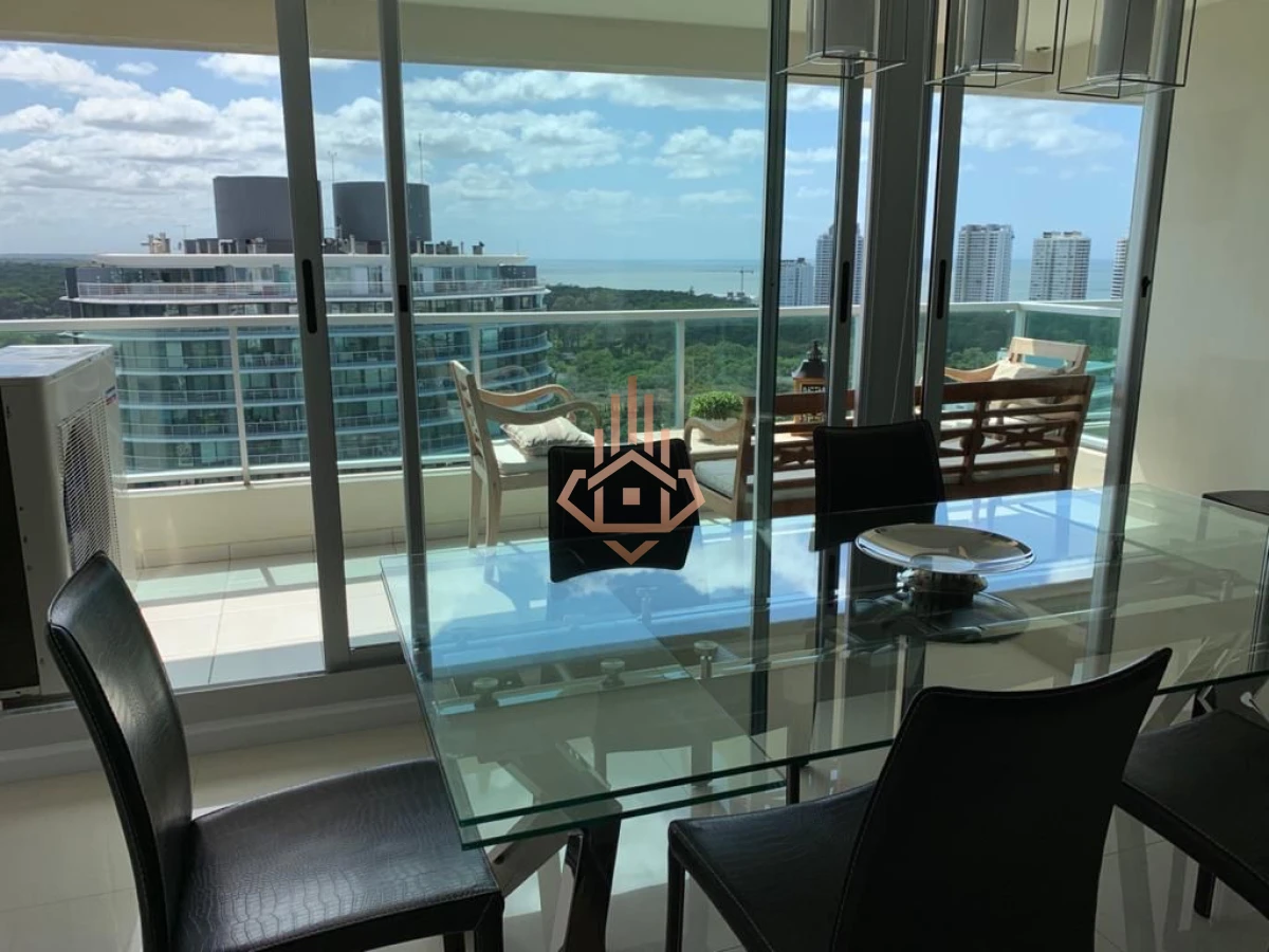 Venta Apartamento de 3 dormitorios con vista al mar.