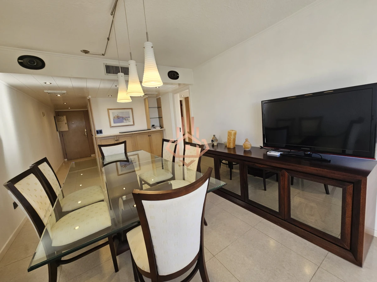 Venta de Apartamento de Dos Dormitorios y Medio Piso Alto