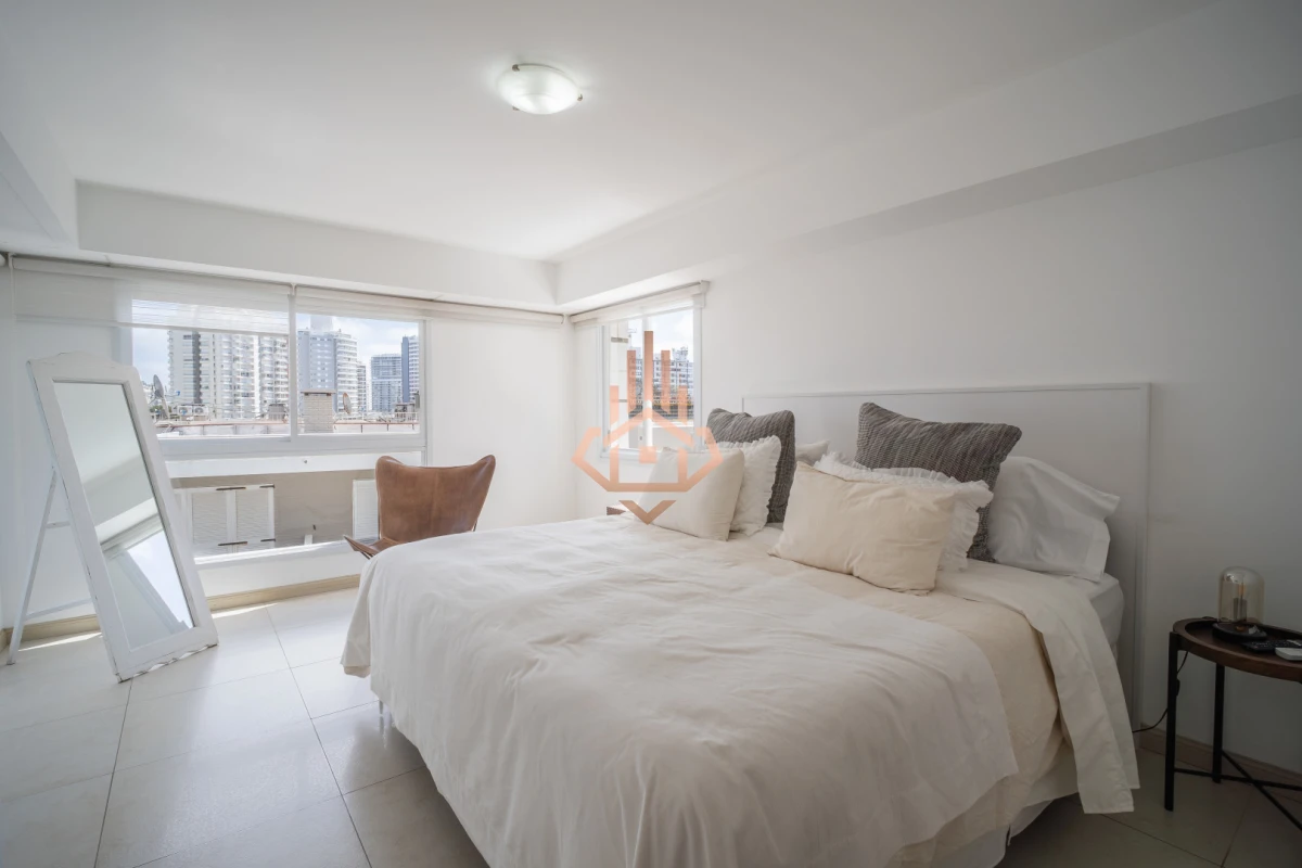 Venta apartamento de 3 dormitorios mas dependencia, frente a playa Brava.