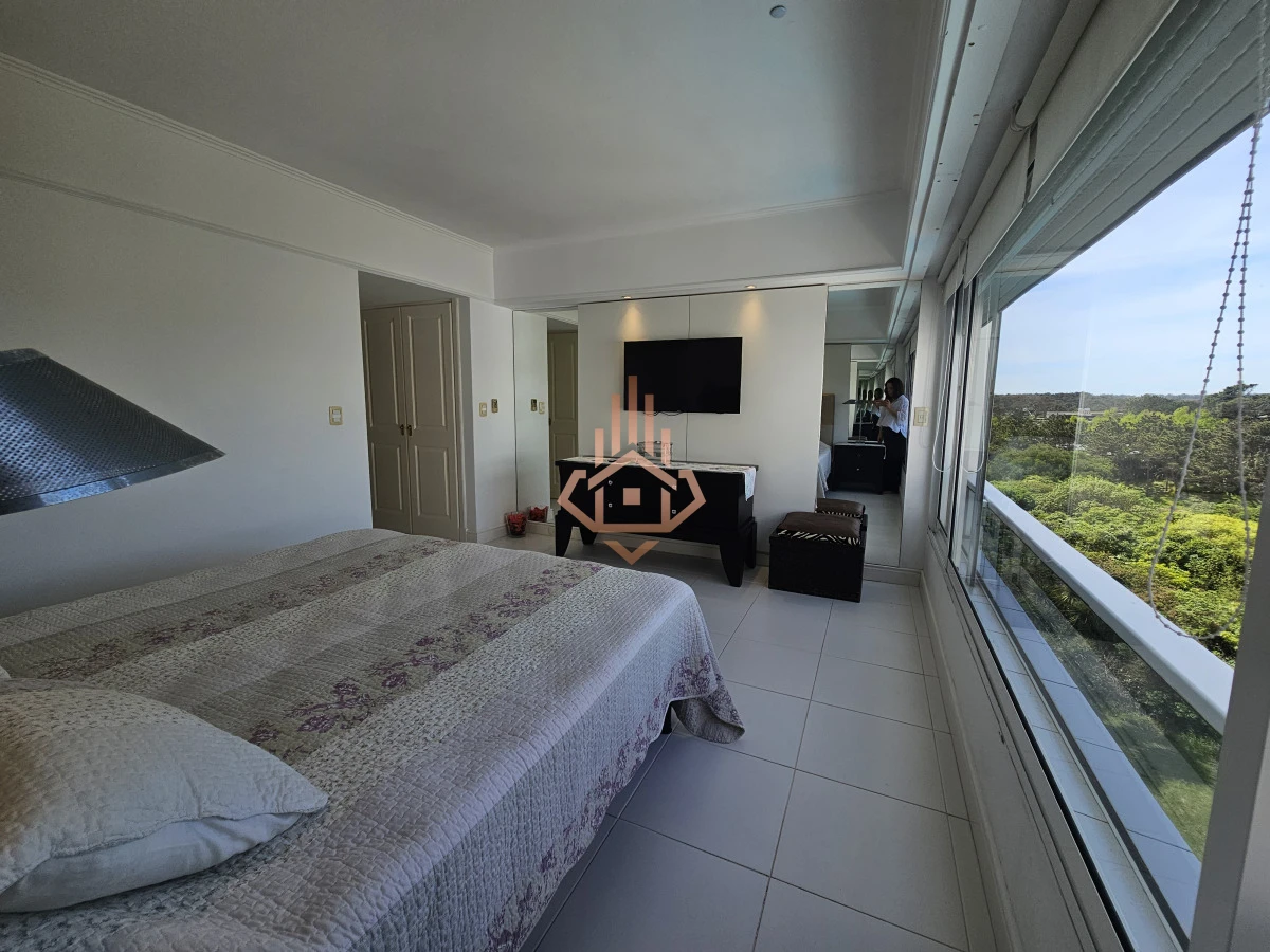 Se Vende Depto en Primera Linea de 4 Dormitorios en Suite Playa Brava