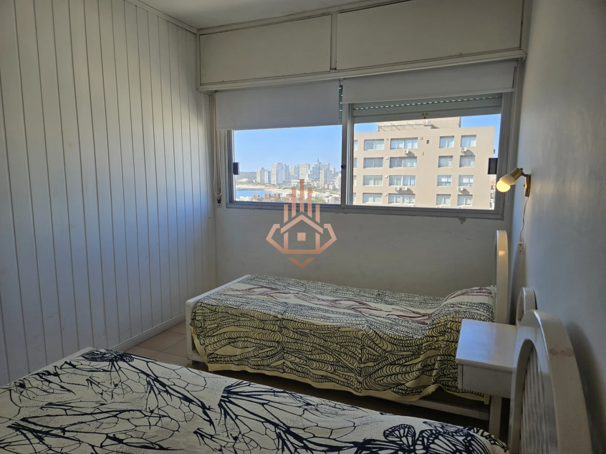 Se vende apartamento de 3 dormitorios en la Península, piso alto con vista al mar