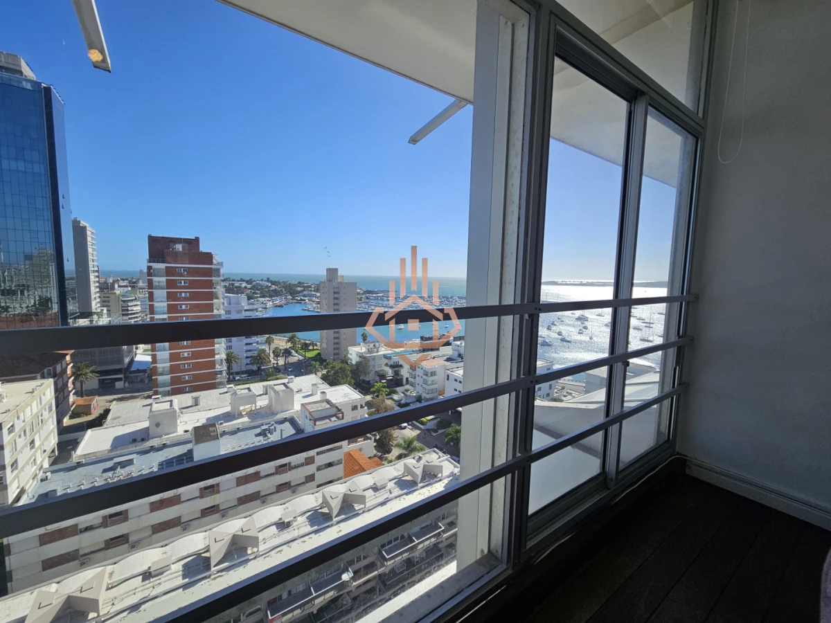 Se vende apartamento de 3 dormitorios en la Península, piso alto con vista al mar