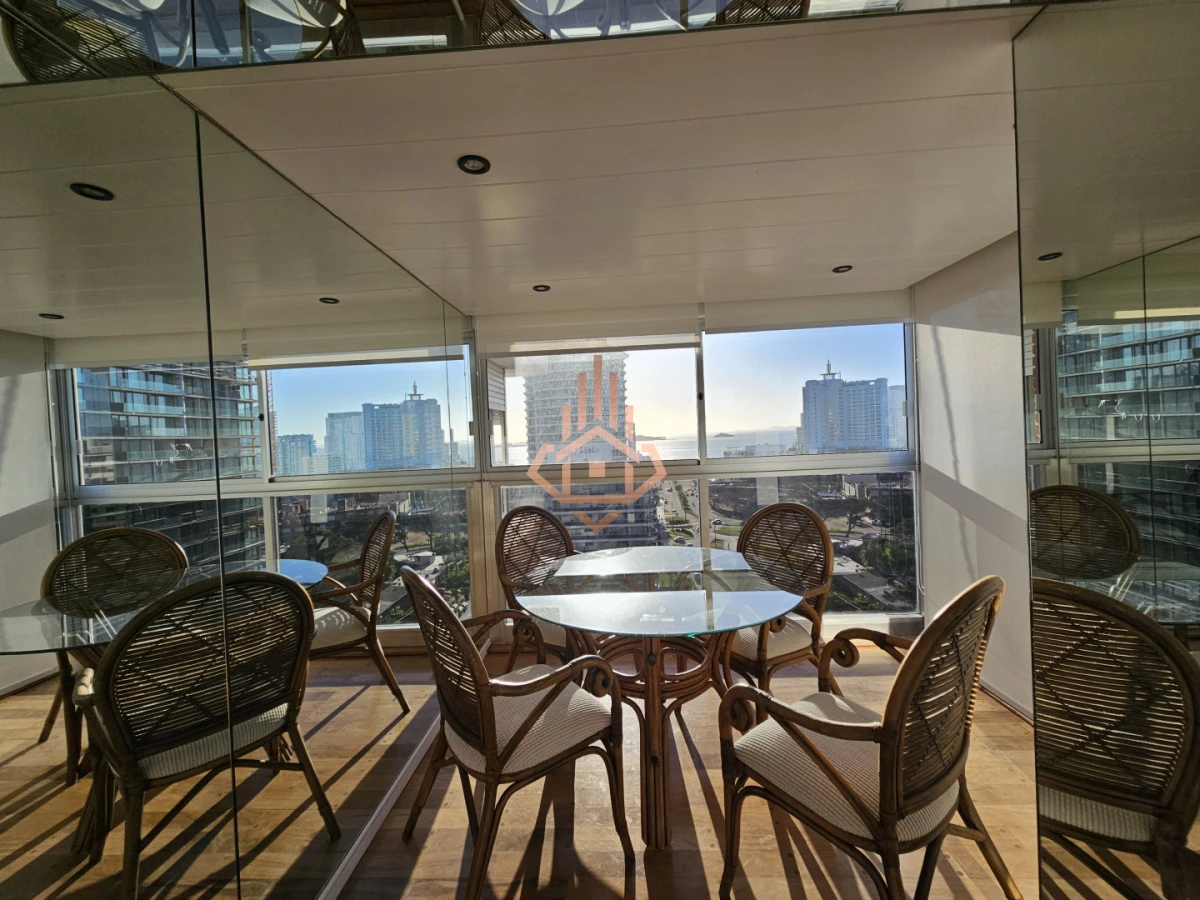 Venta de Apartamento de Dos Dormitorios y Medio Piso Alto