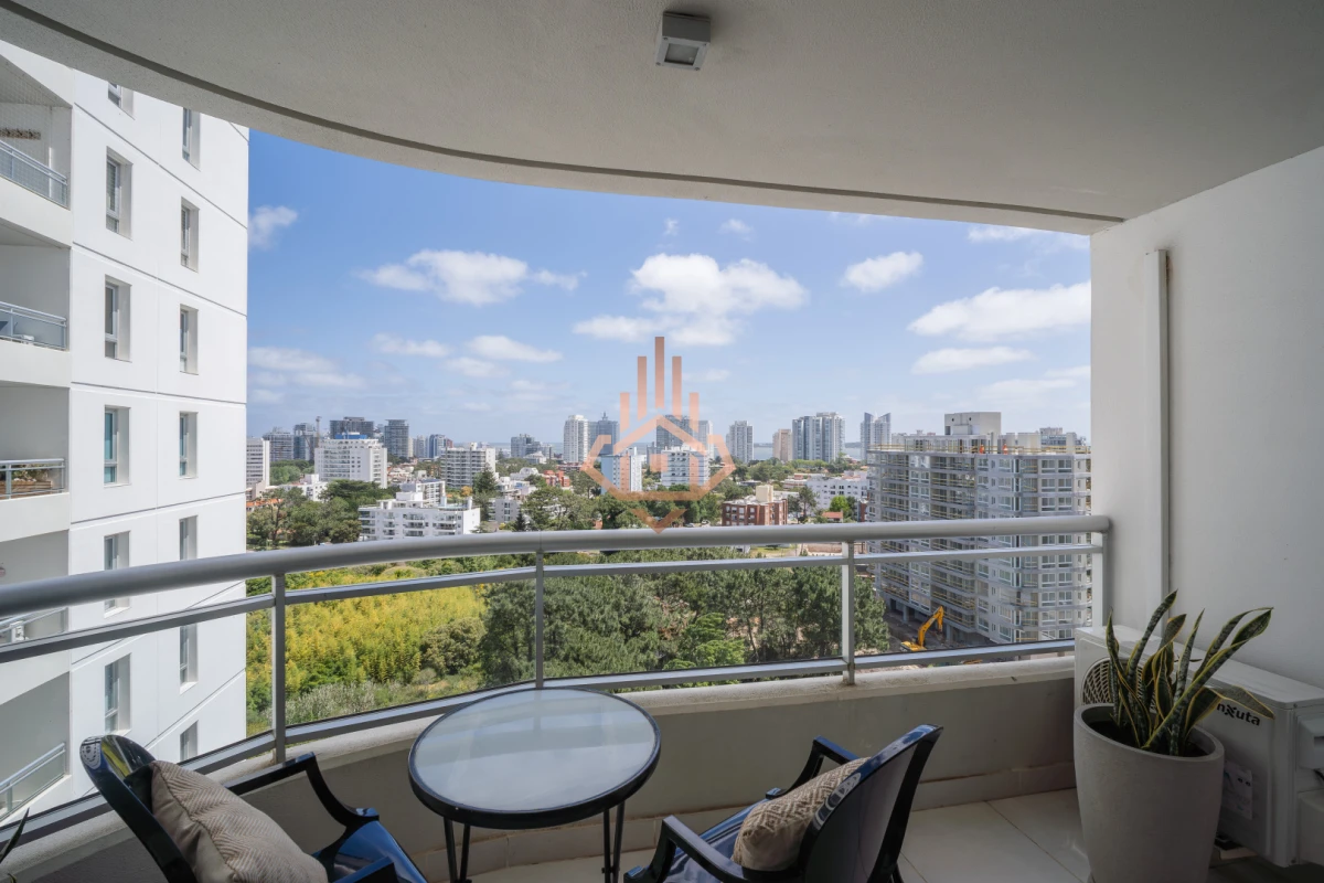 Venta Apartamento de 1 dormitorio medio a pasos del mar con vista parcial mar.