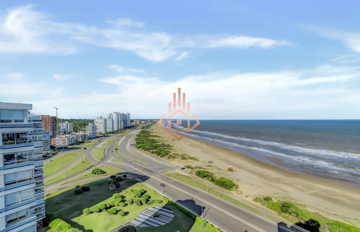 Venta apartamento de 3 dormitorios mas dependencia frente al Mar