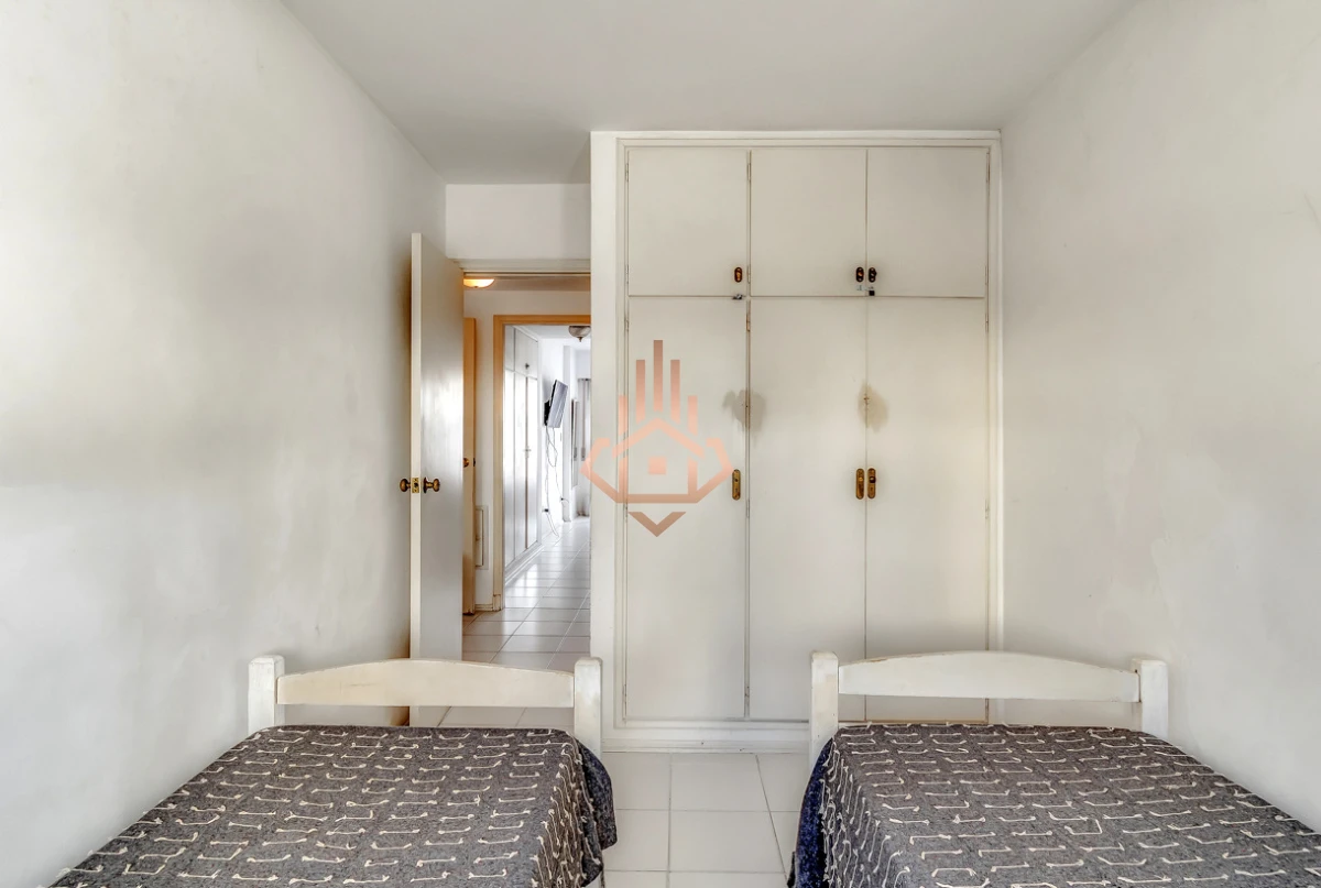 Venta apartamento 3 dormitorios, a pasos de Playa Brava. Terraza amplia