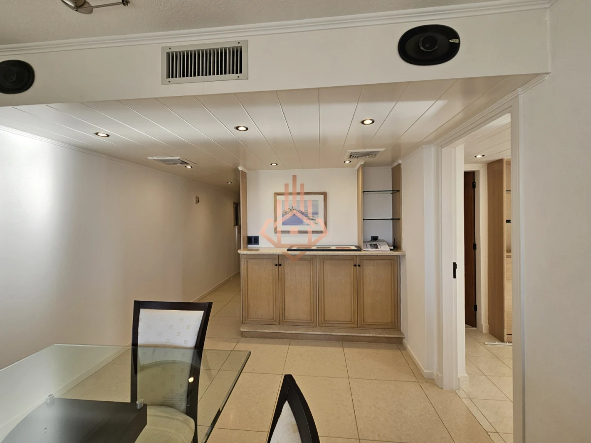 Venta de Apartamento de Dos Dormitorios y Medio Piso Alto