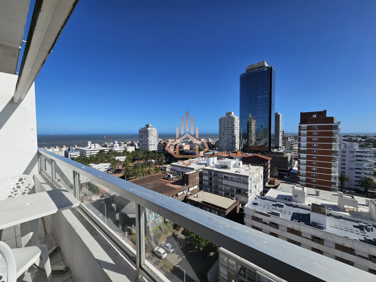 Se vende apartamento de 3 dormitorios en la Península, piso alto con vista al mar