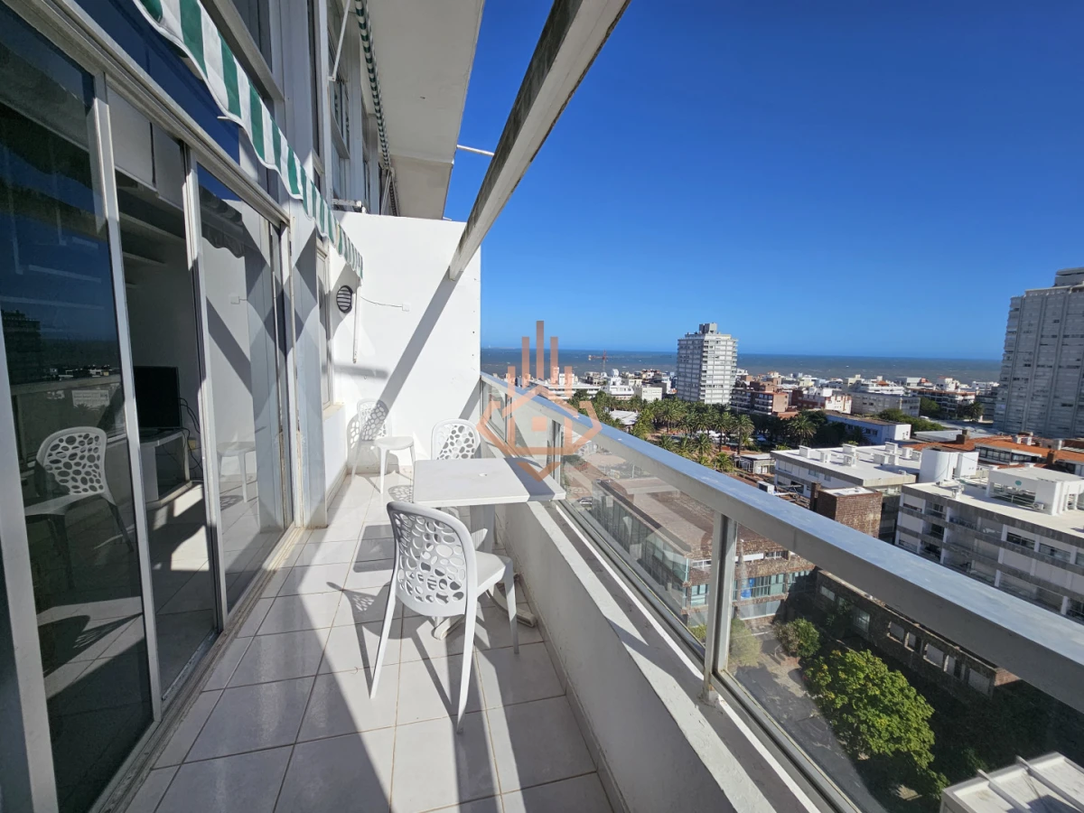 Se vende apartamento de 3 dormitorios en la Península, piso alto con vista al mar
