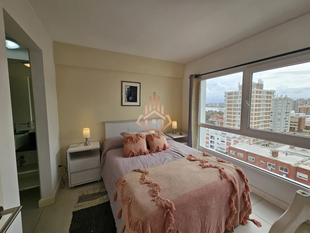 Se Vende Apartamento de Dos Dormitorios con Balcon y Vista en la Península