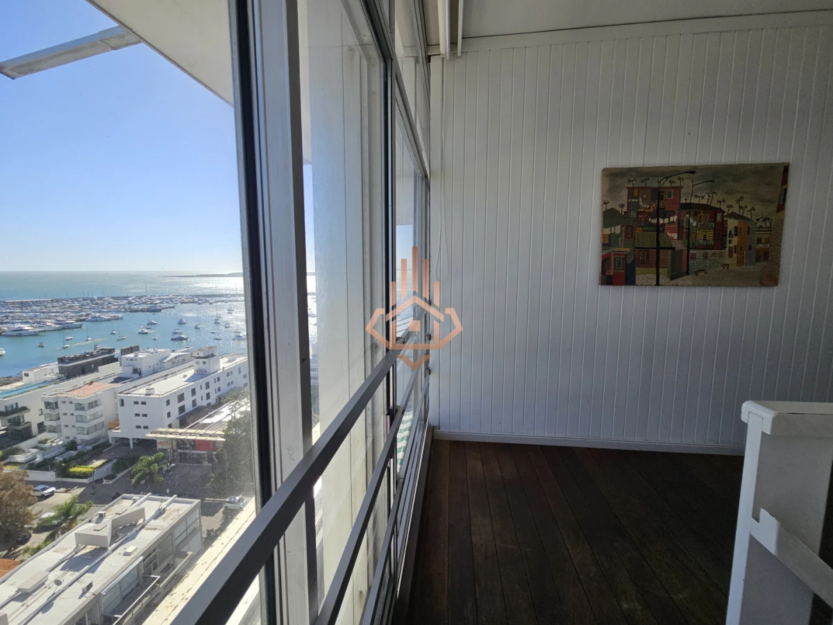 Se vende apartamento de 3 dormitorios en la Península, piso alto con vista al mar