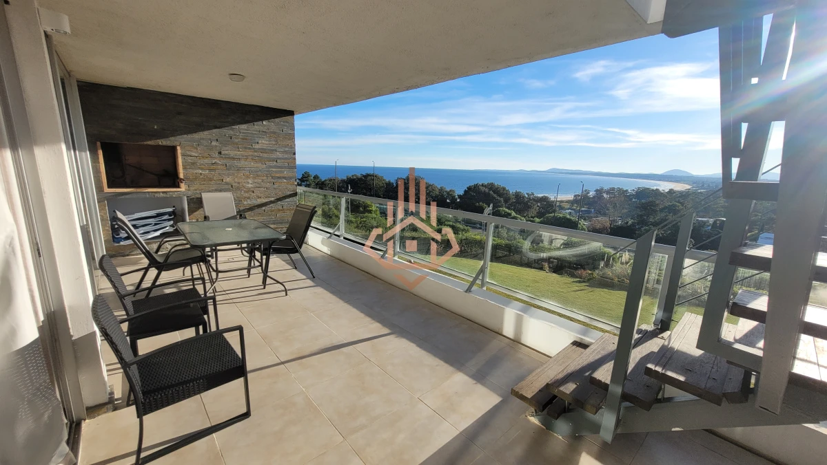 Apartamento dúplex en venta con vista panorámica en Punta Ballena