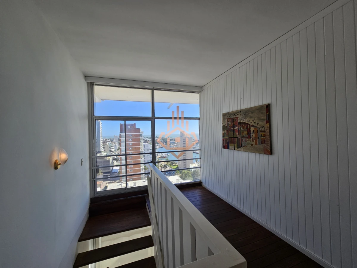 Se vende apartamento de 3 dormitorios en la Península, piso alto con vista al mar