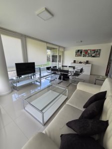 Apartamento en Planta Baja con Vista al Mar - Edificio Isabel, Playa Mansa