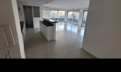 Apartamento en venta, planta baja con gran patio ? Centro de Maldonado