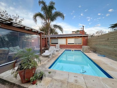 Casa en venta 3 dormitorios con piscina climatizada y losa radiante - Punta del Este