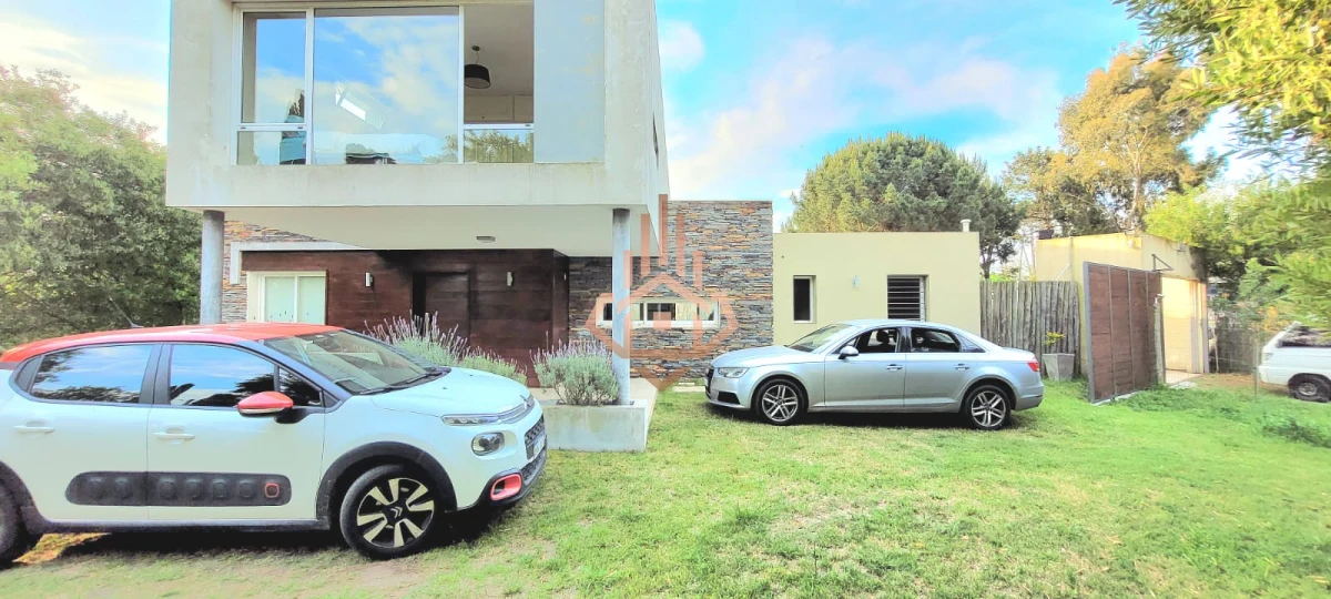 Modern House with Pool - Photo 4