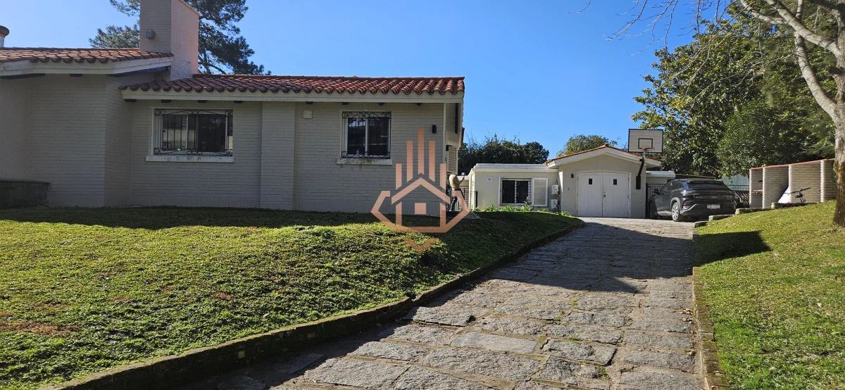 Se Alquila en Country Casa de 5 Cuartos y 4 Baños