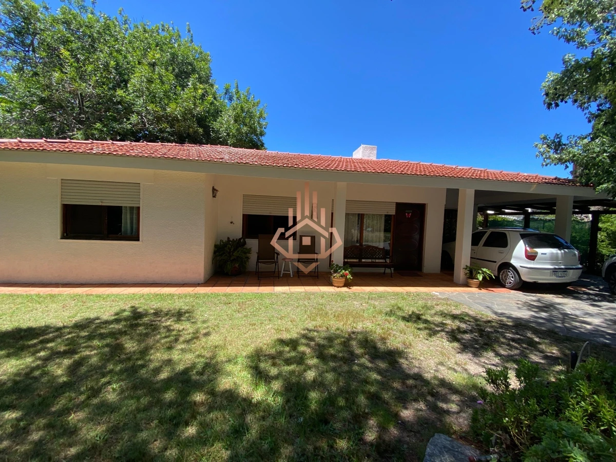 Casa en Alquiler Anual 3 dormitorios+ 1 suite.